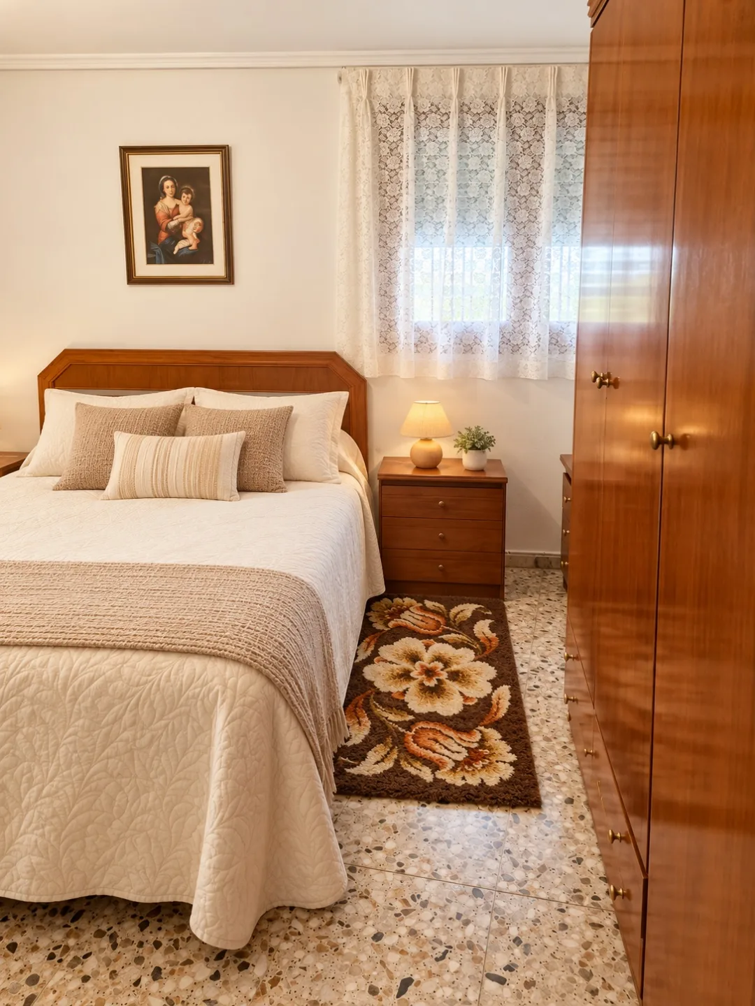 Dormitorio de planta calle con cama de matrimonio