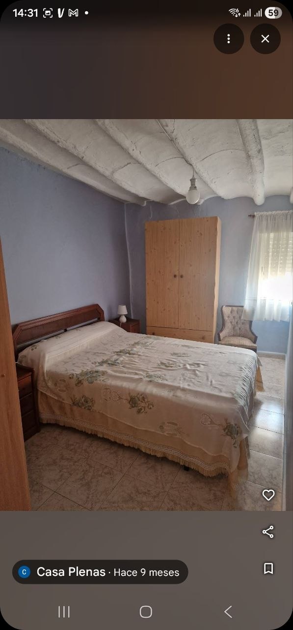 Habitación con techo abovedado